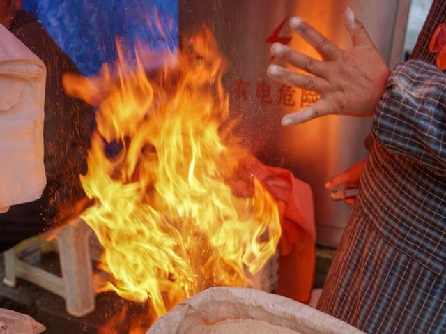 她玩火挣钱,神奇火大姐靠玩火3天挣7000块|剑川|松香粉|玩火_新浪新闻