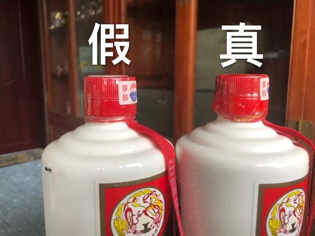 右边是真的,现在很多茅台光从外表是很难辨别真假的
