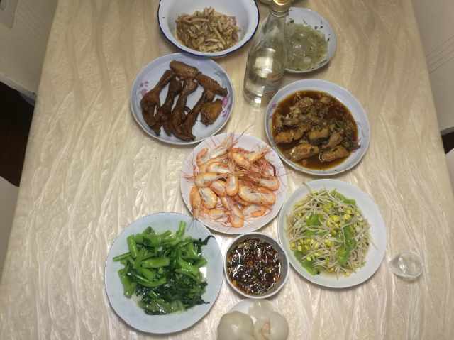 这就是我做的午餐,看上去菜品非常的丰盛,因为这几天没有吃到家常菜