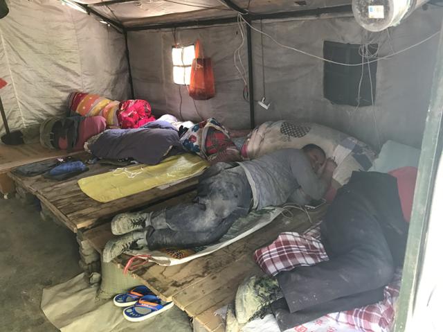 华山最被忽略一群人住帐篷睡大通铺吃大馒头