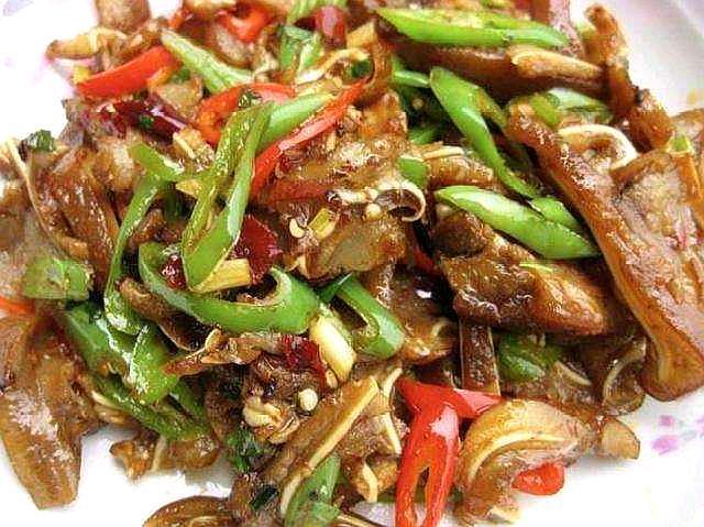 猪耳朵卤着吃味道虽好,但是制作程序太复杂,还需要