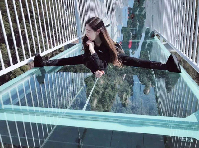 玻璃桥变走光桥桥底风景独特女生穿裙真吃亏