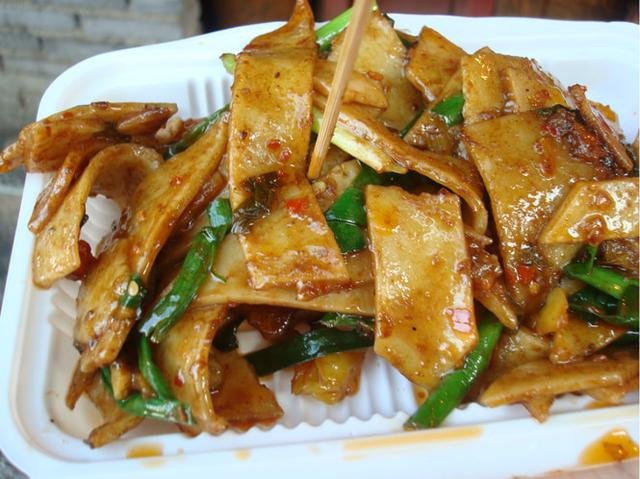 云南大街小巷都能见到的美食——烧饵块,做法简单,吃法多样