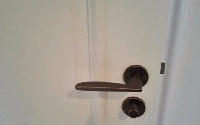 木门锁孔弄成这样,还以为师傅不专业,得知原因后我很开心