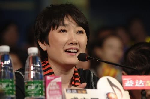 她是王刚的前妻,一届春晚三次登台,今前夫老年得子她却仍单身