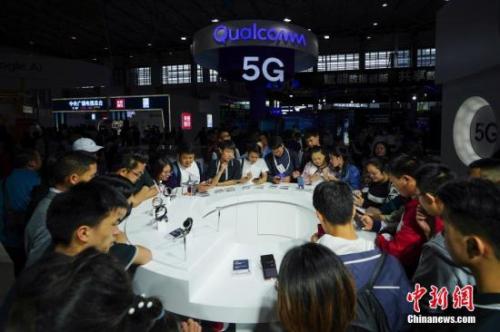原料图:高通展现5G技术。#####filter0#####记者 贺俊怡 摄 原料图:高通展现5G技术。中新社记者 贺俊怡 摄