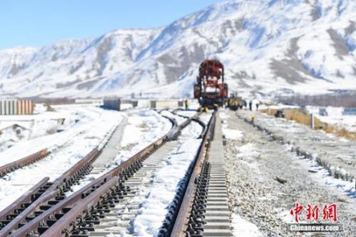 原料图:拉萨周围大面积降雪,川藏铁路拉林段贡嘎县境内施工现场气温骤降。中铁十一局的建设者们顶着冰凉,在冰天雪地中不息铺轨施工。何蓬磊 摄