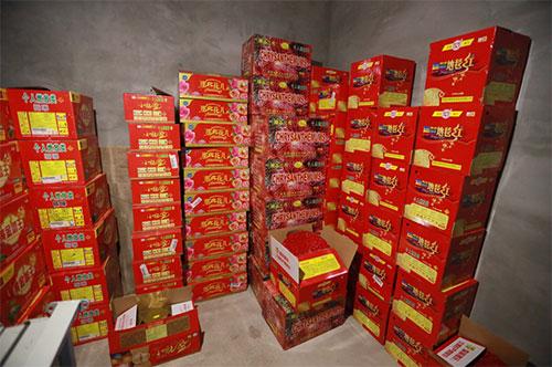 数吨烟花堆满屋 家中变成火药库