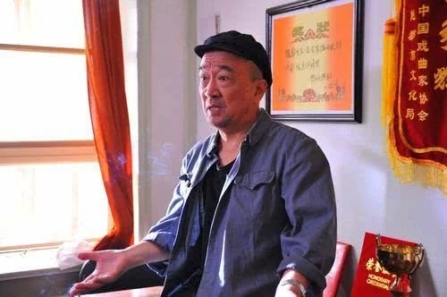 除了李保田和儿子李彧做了演员,爱妻胡英和女儿胡水都留在了中戏