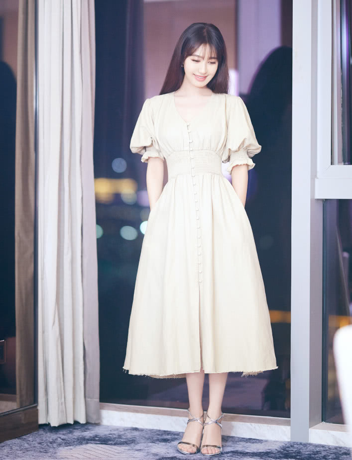 李菲儿穿的是"指甲刀鞋"?穿出"大妈脚",真想帮她换一字鞋!