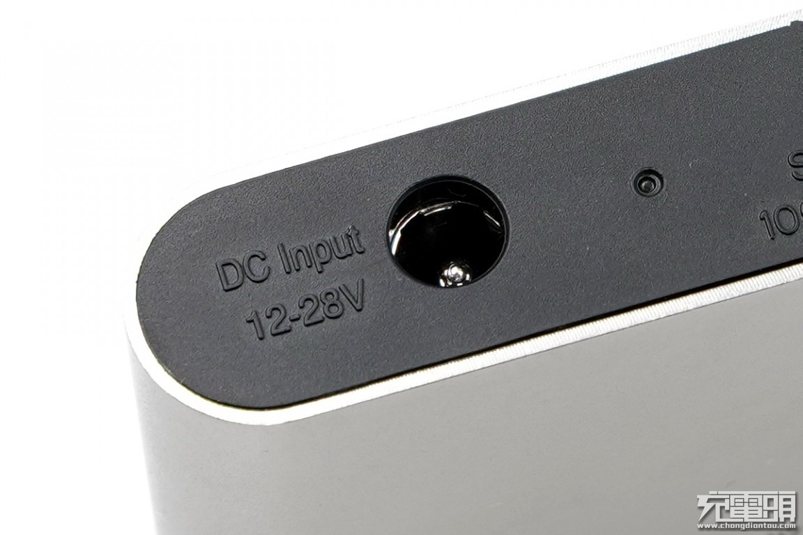左端输入接口为5.5/2.1 dc圆口,兼容5.5/2.5,电压范围为12-28v.