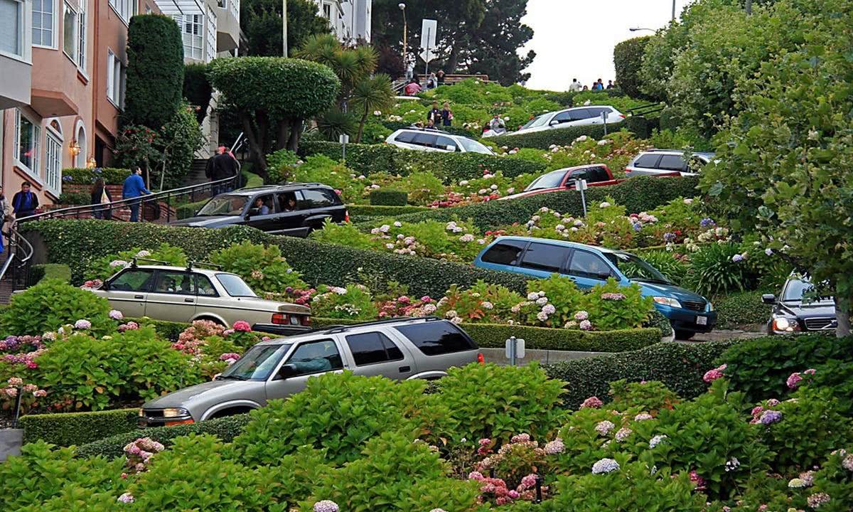 最大的特色就是九曲花街(lombardstreet)是世界上最弯曲的坡度街道.