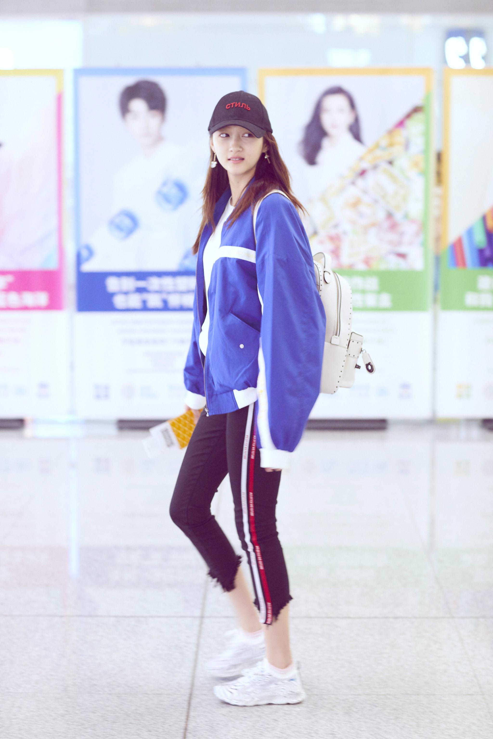 关晓彤的腿简直了,运动裤硬是穿出七分裤的效果,网友:真是服了