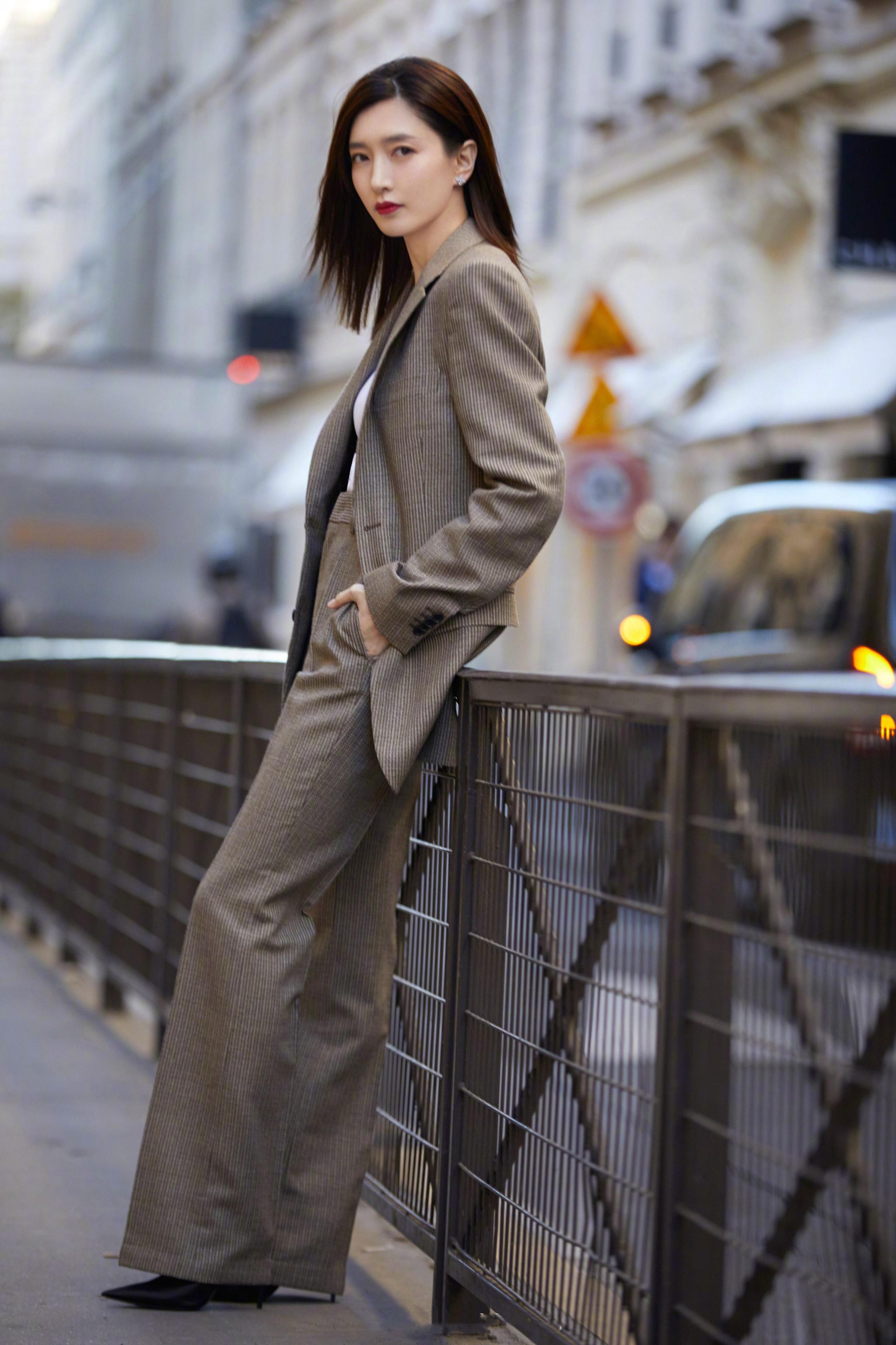 江疏影真厉害,条纹西装又帅又显高,同框火箭少女赢得毫不费力