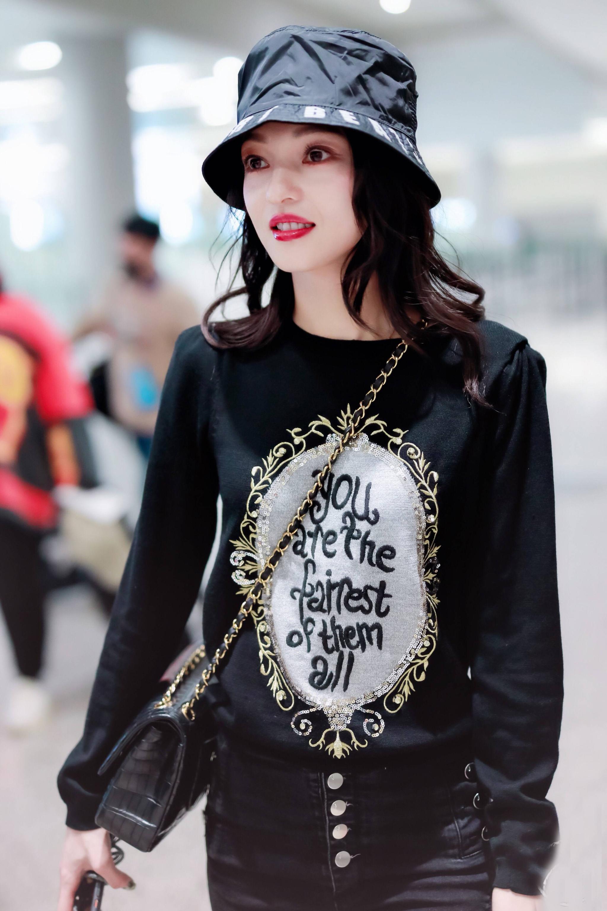 36岁的张韶涵现身机场,看到她当天的时髦打扮,我瞬间服气了!