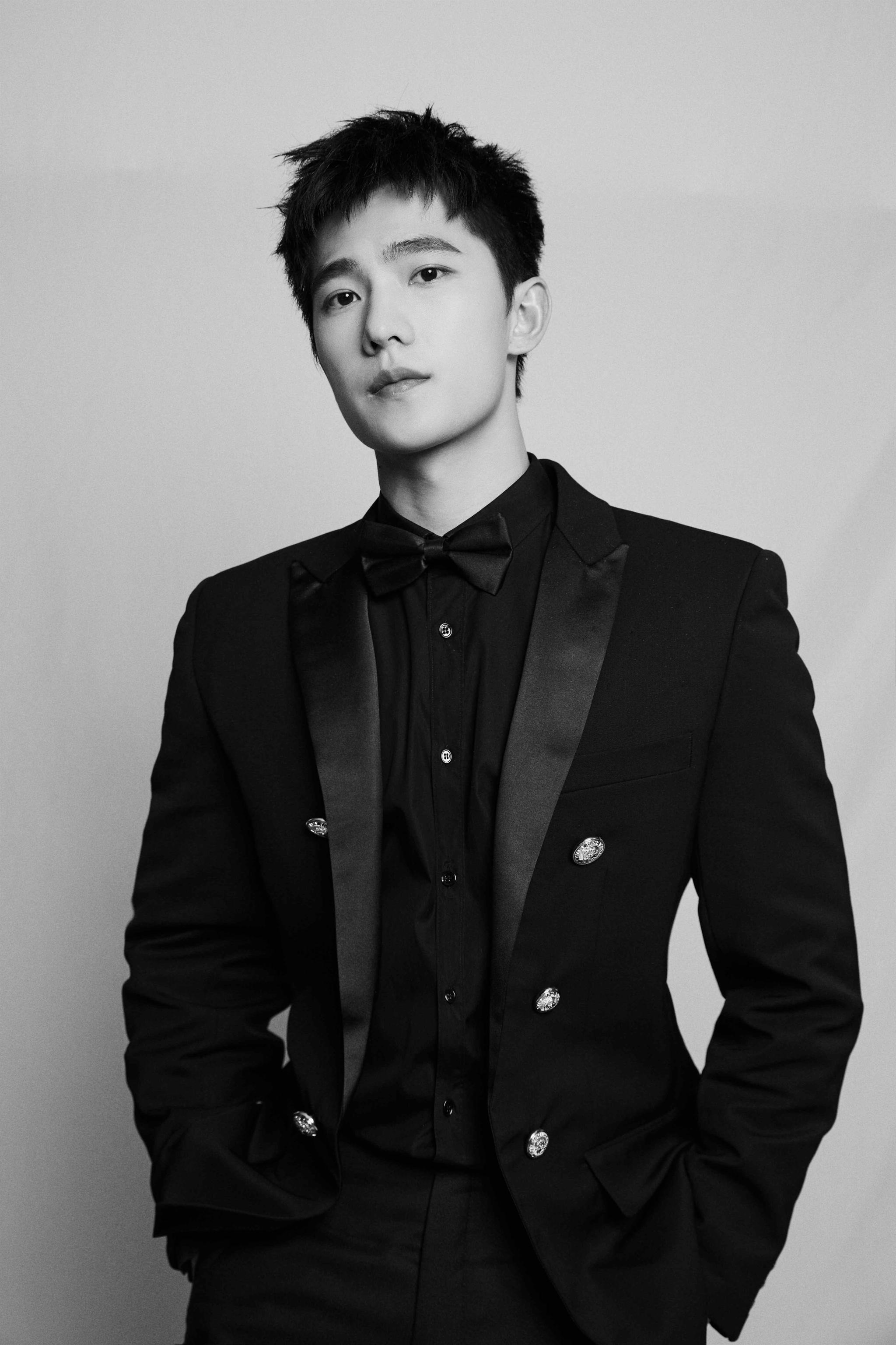 杨洋身着黑色西装硬朗帅气