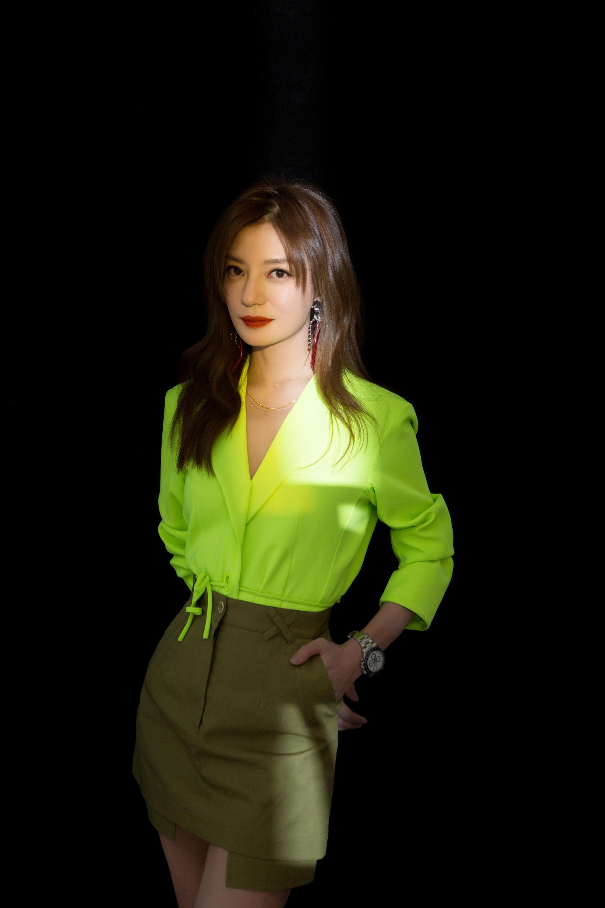 赵薇荧光造型出席时尚盛典 工作室新人刘哲尔一同亮相