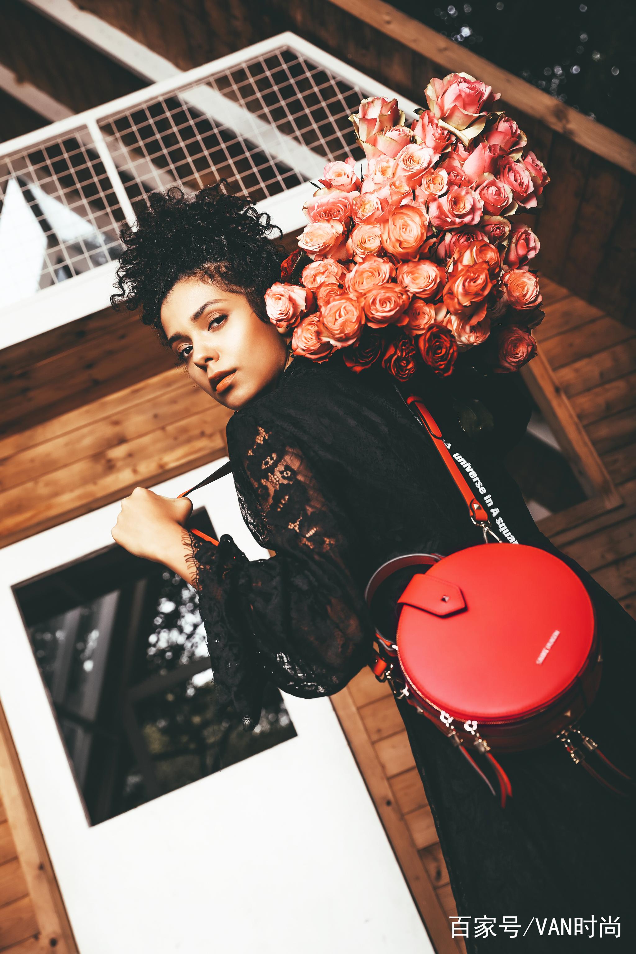 时尚品牌saint dragon也紧随其后推出了自己的小圆包,比起外国品牌