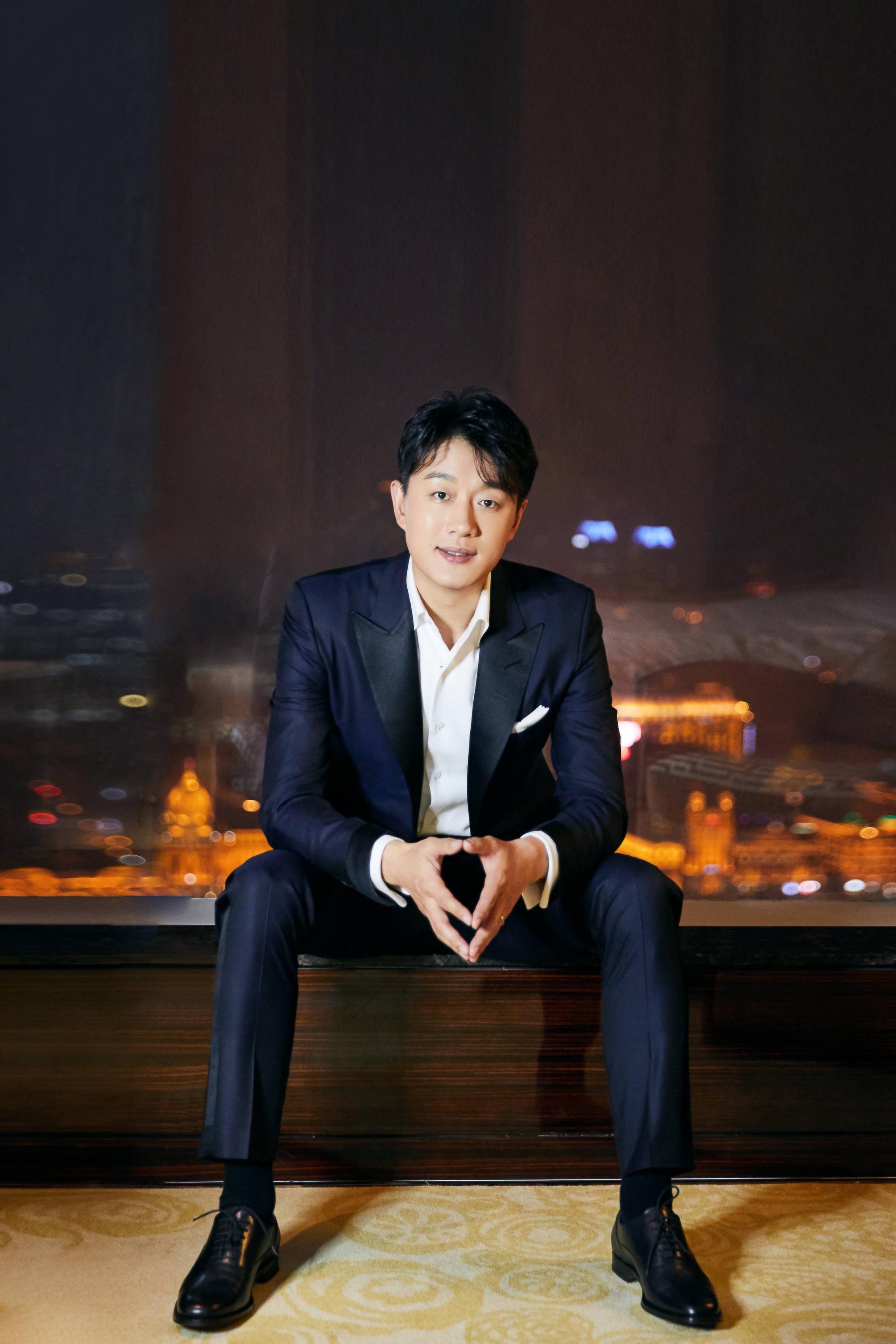 佟大为黑礼服帅气助阵金妆奖 冻龄颜值诠释逆生长