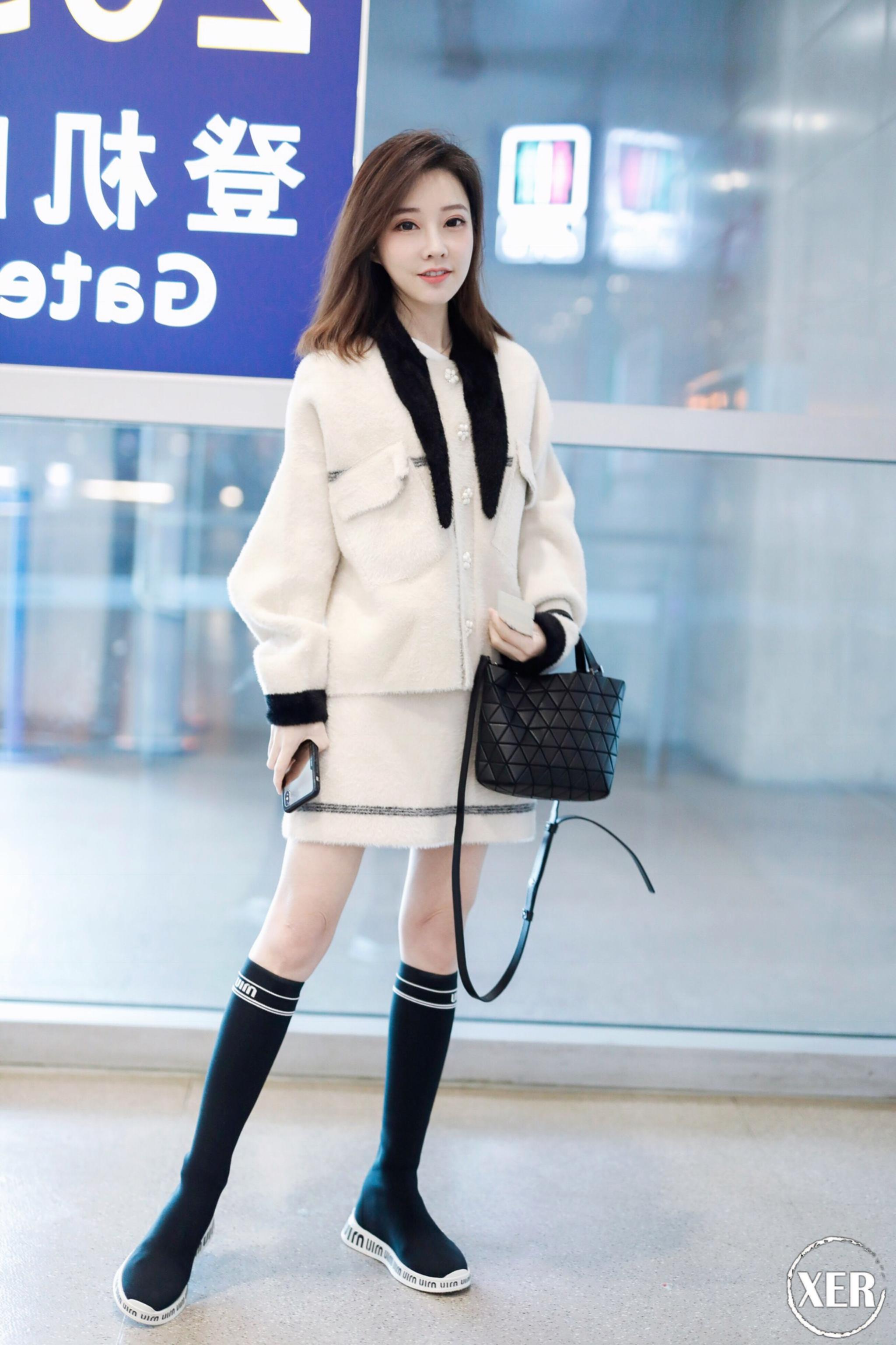 冯提莫光腿穿长袜靴,小个子硬凹出大长腿,谁还敢说她只有1米3