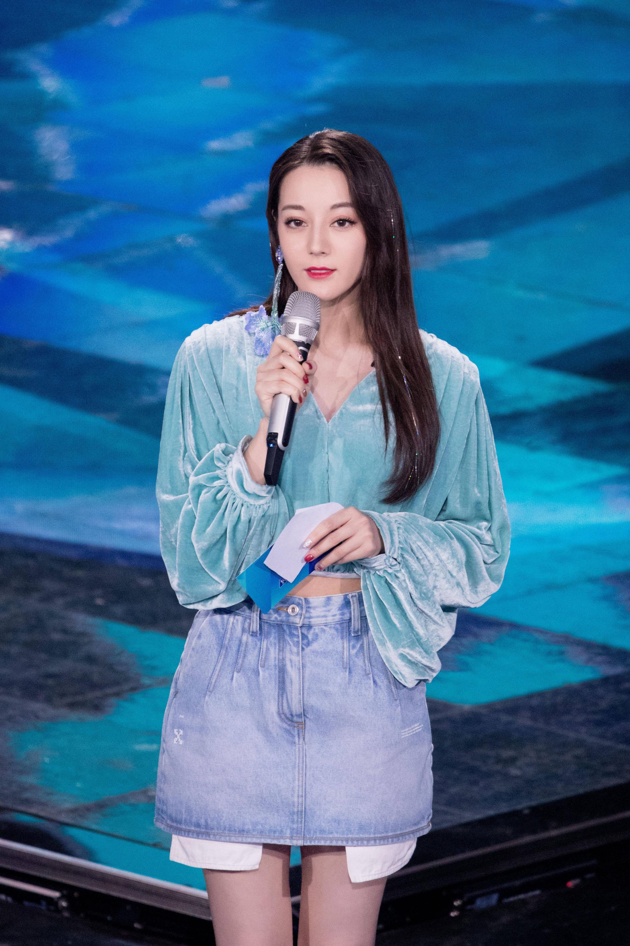 《创造营2019》开播 迪丽热巴热短裙大秀纤细美腿 侧