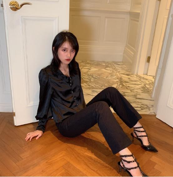 黑尾酱火得有道理一身丝绒小黑裙性感度暴增妥妥的美女一枚