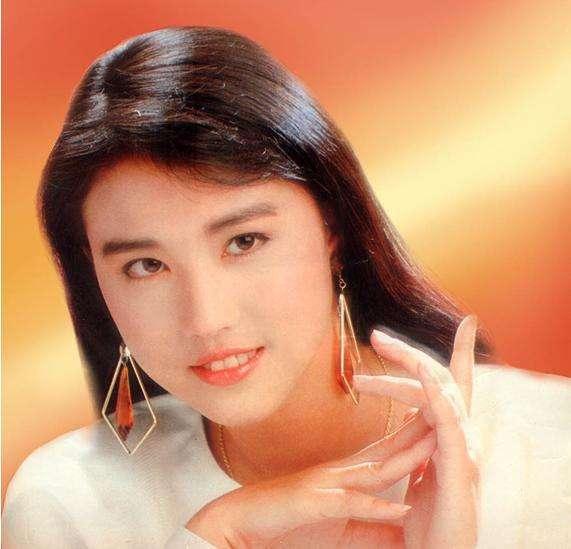 提起周海媚,外界在她身上贴过很多标签,比如惊艳了时光的绝代佳人