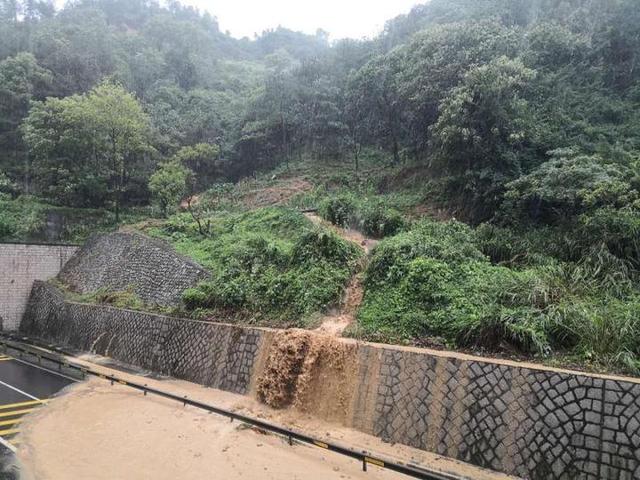 高速公路边坡渗水 交警路政抢修化险