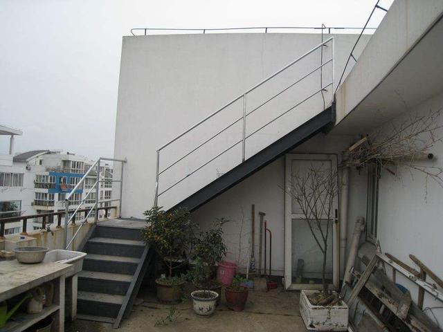 买套顶楼房,出差半年,自家楼顶多了4个太阳能!这是我家不准放