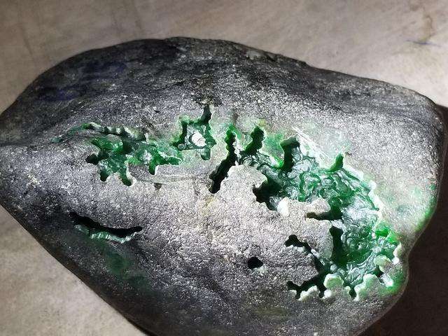 夜市淘的一块不起眼的翡翠原石开出这样的帝王绿翡翠就问你服不服