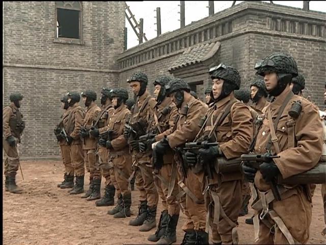 究只能凭自己的力量用先进武器装备这支不足百人的特种部队