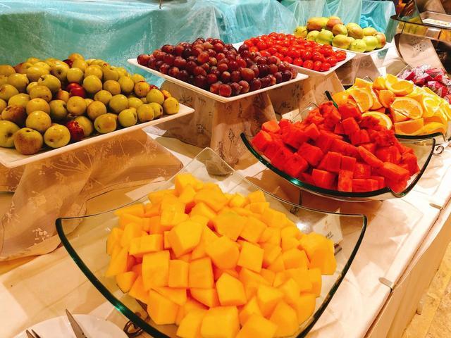 一开始不宜吃面食,肉类这样容易产生饱腹感的东西,应该先吃点餐前水果