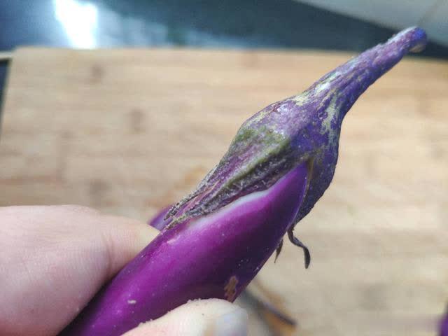 其次,看茄子的眼睛,即瓜蒂和果皮交界处,越大说明茄子越嫩