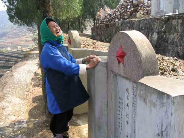 对越反击战烈士陵园:图二戴着军功章来为战友扫墓,图五阵亡名单