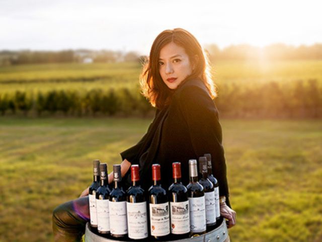 赵薇现身3200万的酒庄,素颜让人大跌眼镜,42岁的脸蛋却像52岁