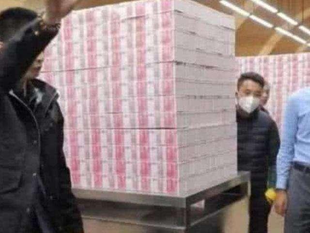 《西虹市首富》中十亿现金去掉特效是这个样子? 沈腾别笑!