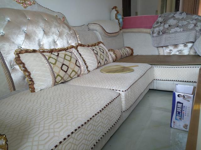 现在农村的房子也不比城里便宜了,10多万一套像别墅!