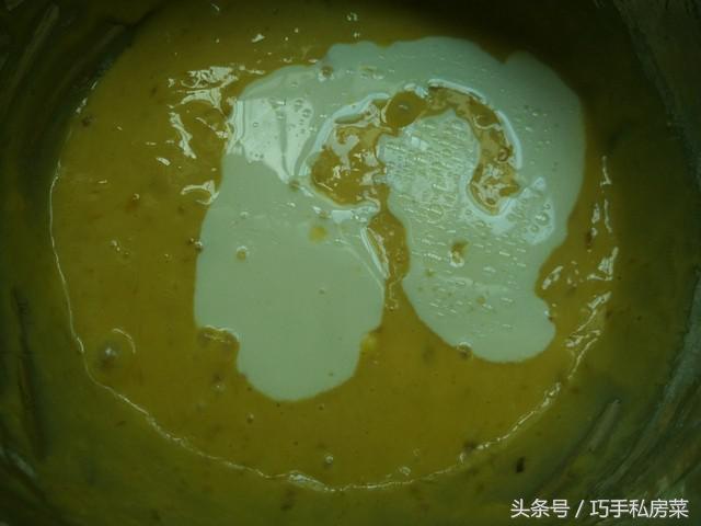 8,倒入模具中八分满,表面撒上白芝麻.