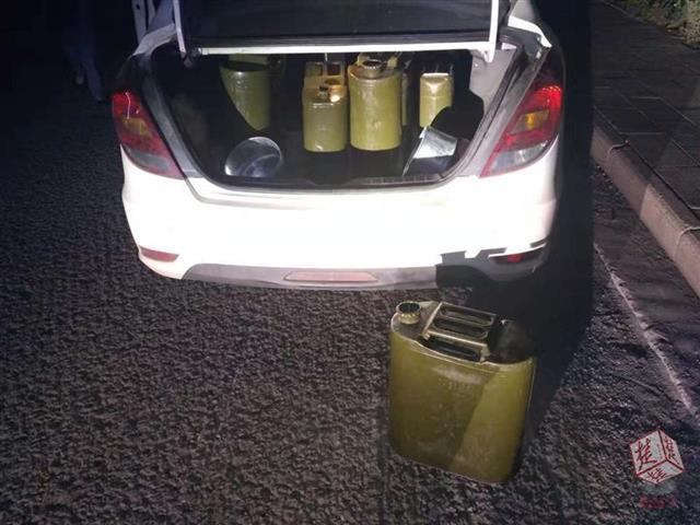 火车站周边车流量大"生意好",男子路边私售汽油被拘留!