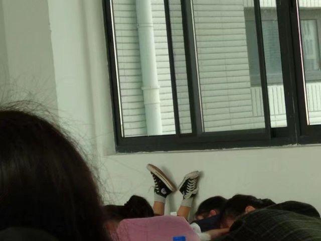 爆笑gif: 同学上课睡觉被偷拍的样子, 仿佛看到了以前的自己