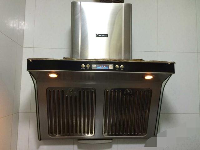 厨房不要装老式抽油烟机了,用过都说坑,有钱人都装这种代替