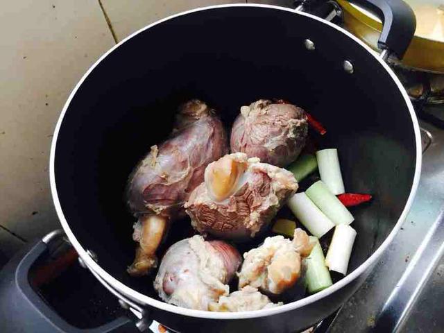 卤店老板揭秘:卤肉哪有啥技巧,用这8种香料,一