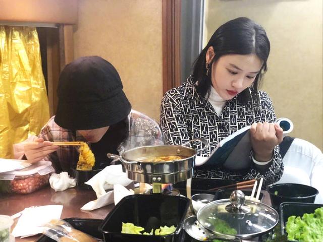 中国好闺蜜:马思纯和周冬雨相约吃火锅!