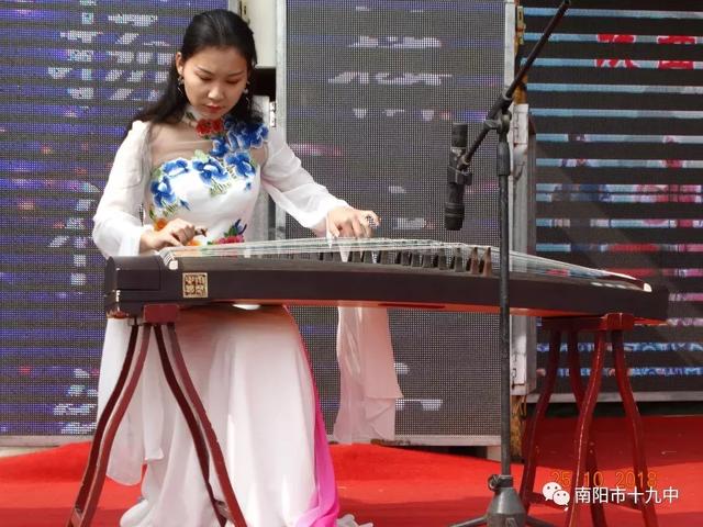 感受独特艺术魅力--南阳市戏曲进校园活动走