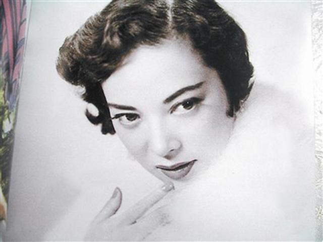 美女汉奸被枪毙前,解开上衣拿出一证件后,被当即无罪释放