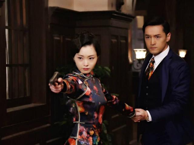 宋轶身穿红色印花旗袍搭配深蓝色的皮草披肩旧上海名媛形象