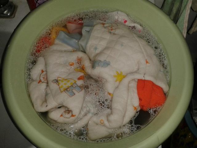 洗衣服前该不该用水泡一泡好多人做错了洗了也白洗