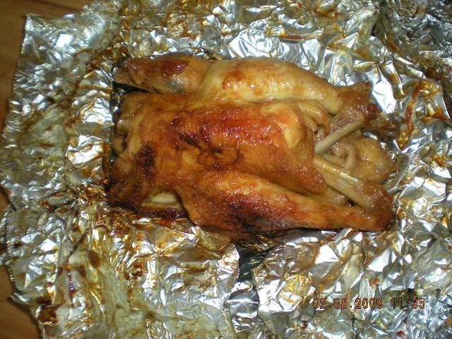 "确实,正宗的叫花鸡可以用锡纸包裹,也是可以用荷叶的,甚至有的地方会