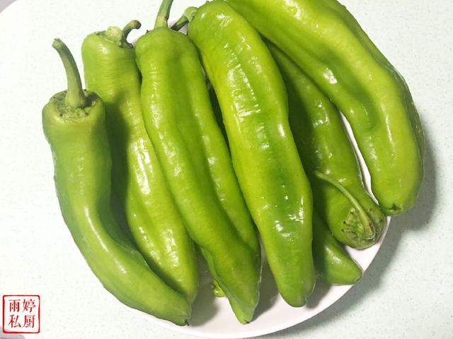 1,选材很重要哦,辣椒一定要选择这种肉质厚厚的青椒哈,不是那种可以把