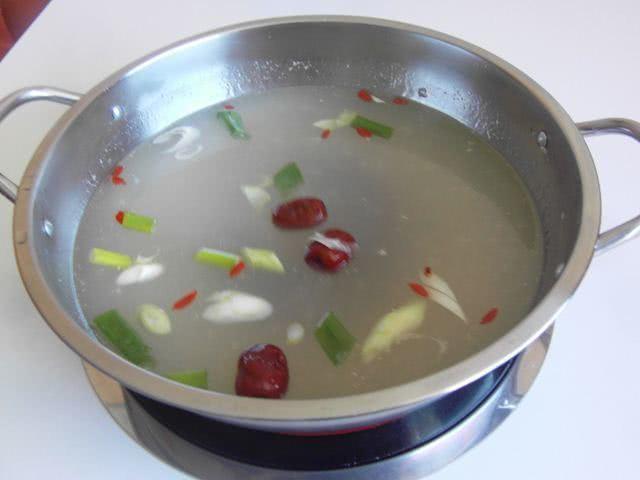 吃火锅千万别点清汤真以为是骨头汤其实是用这些东西熬的